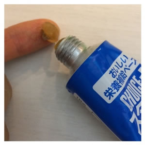 つけている写真